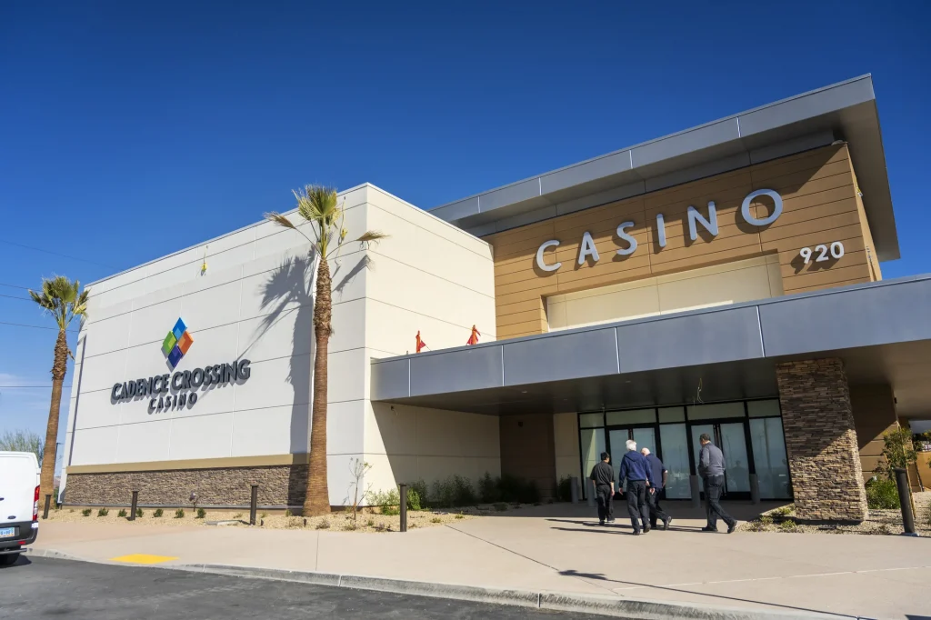 Fichas de cassino e moedas digitais em um feltro verde